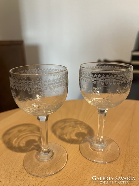 Crystal glass with flower pattern