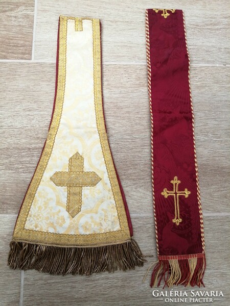 Két manipulus egyben eladó, aranyszálas paszománnyal szegett, vörös brokát, liturgikus, papi öltözet