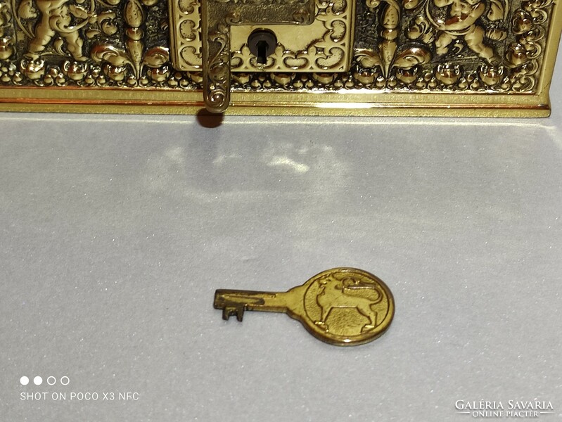 Erhard & Söhne domborított réz doboz zárható eredeti kulcsával ritka