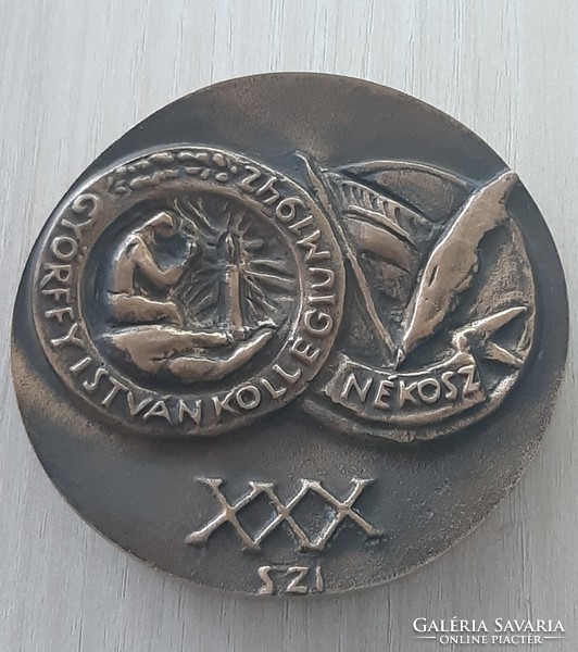 Szabó Iván 1913 - 1998 szignóval Györffy István Kollégium NÉKOSZ  XXX  bronz emlék plakett  9 cm