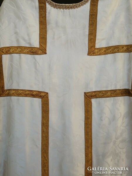 Arany, fémszálas paszománnyal szegett fehér brokát miseruha. Liturgikus, papi öltözet