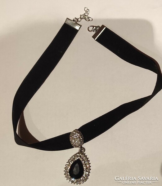 Velvet choker necklace with earrings