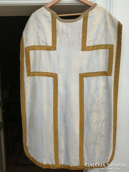 Arany, fémszálas paszománnyal szegett fehér brokát miseruha. Liturgikus, papi öltözet