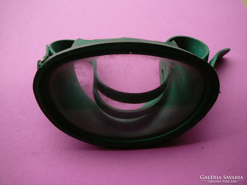 Retro rubber diving goggles