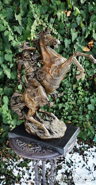 Monumentális Cawboy bronz szobor