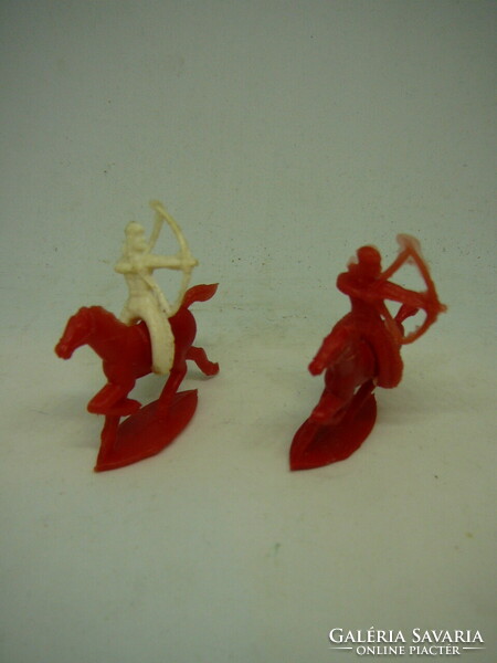 Trafikarú, 2 mini plastic Indians on horseback from the 1970s and 1980s