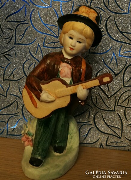 Porcelán gitáros fiú!