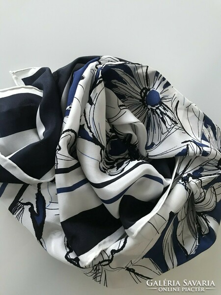 Lucia silk scarf with stylized flowers, 88 x 88 cm
