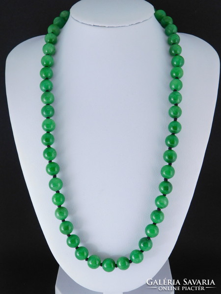14 K gold jade necklace with 8.5 mm stones