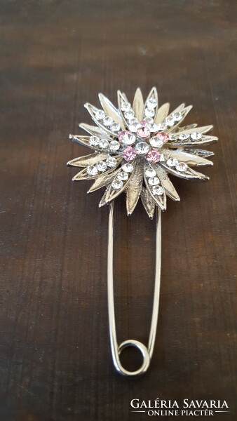 A wonderful, filigree brooch with beautiful sparkling stones
