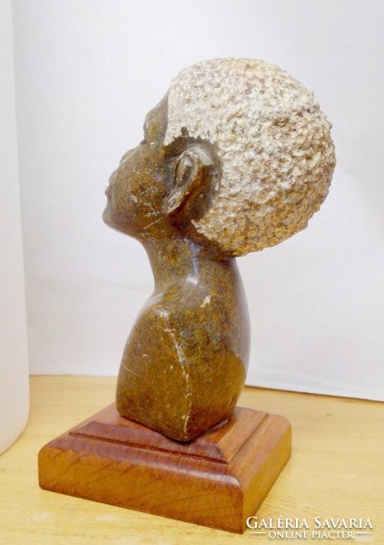 Bennszülött gránit figura torzó, kisplasztika pácolt fa talapzaton, kézműves műremek