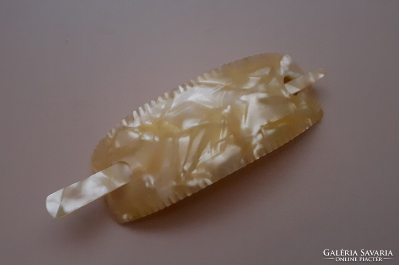 Pearl-colored hair clip made with Rerto handwork