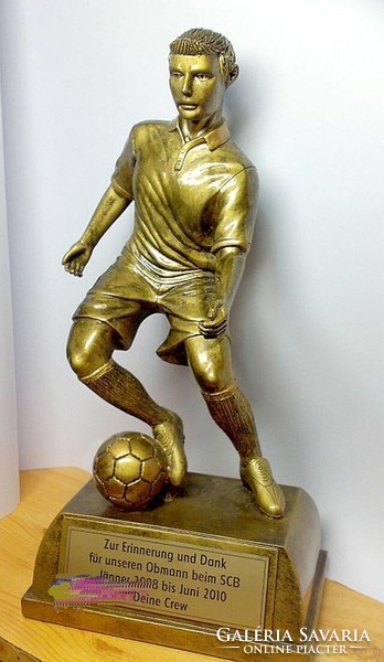 Cristiano Ronaldoról mintázott futballista relikvia, nagy méretű műgyanta szobor