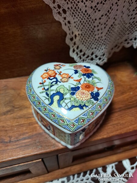 Japanese Imari heart-shaped jewelry box, bonbonnier