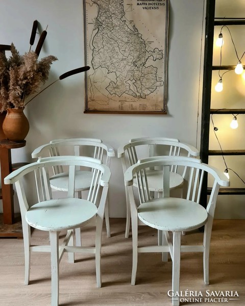 Fehér székek, felújított