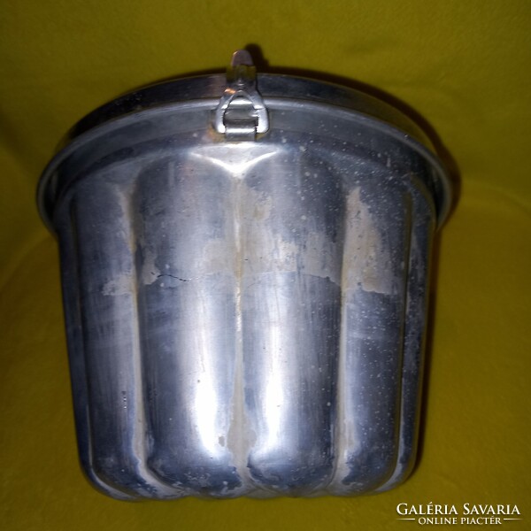Old, hot-water, aluminum kuglóf baking dish with a lockable lid.