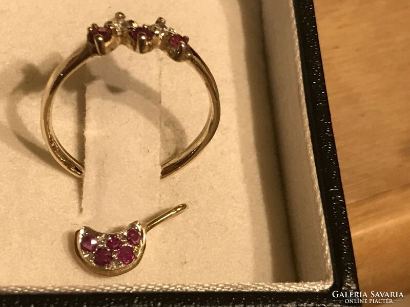 Modern yellow gold ring and pendant with diamonds and real rubies