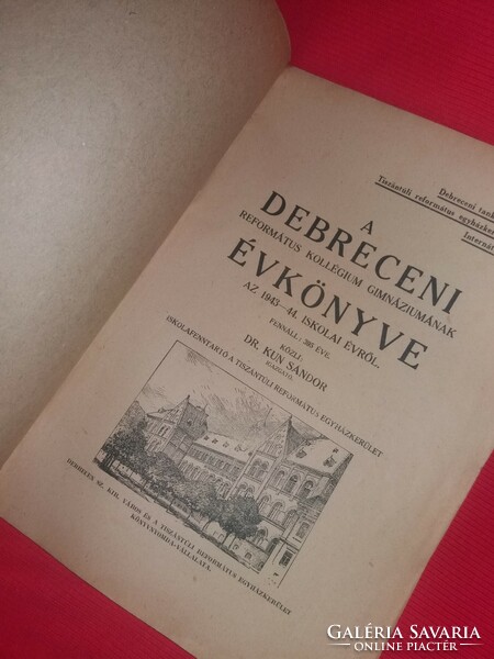 1942 - 43, és 43 - 44 .évek évkönyvei Debreceni Református Kollégium Gimnáziuma a képek szerint