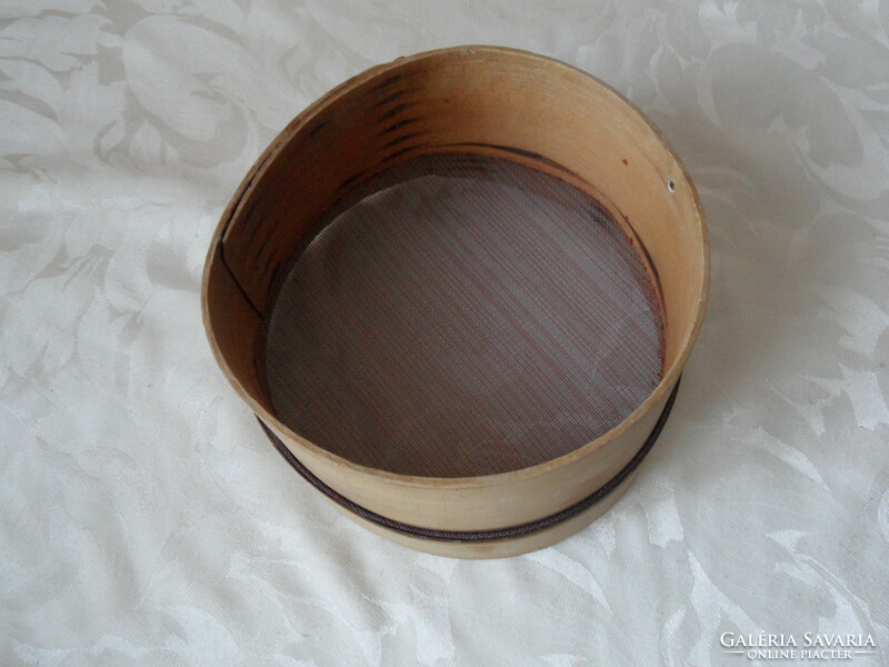 Old sieve with wooden frame (20 cm)