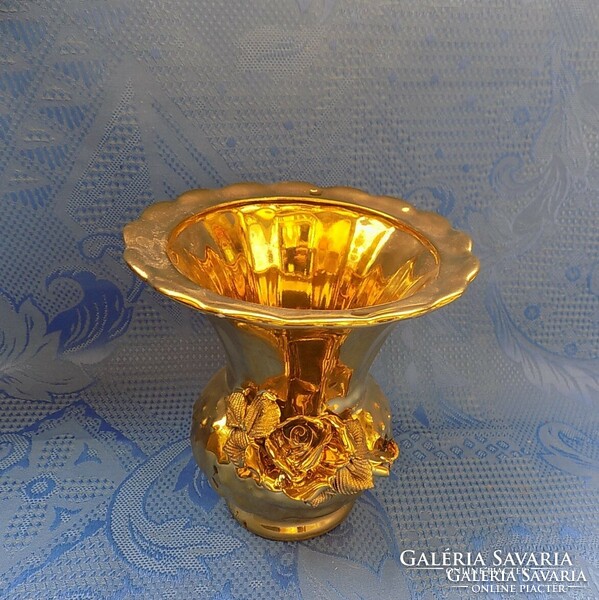 Arany színű rózsás porcelán váza - 12,5 cm