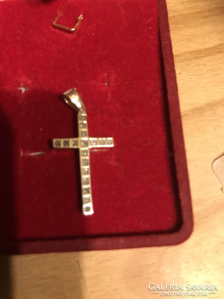 18K white gold cross pendant with diamonds