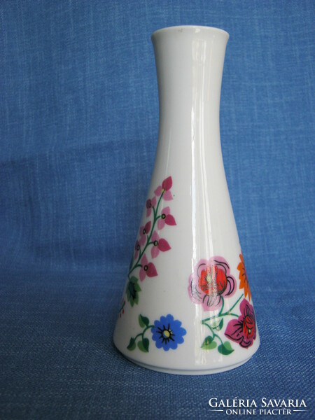 Vadvirágos porcelán váza