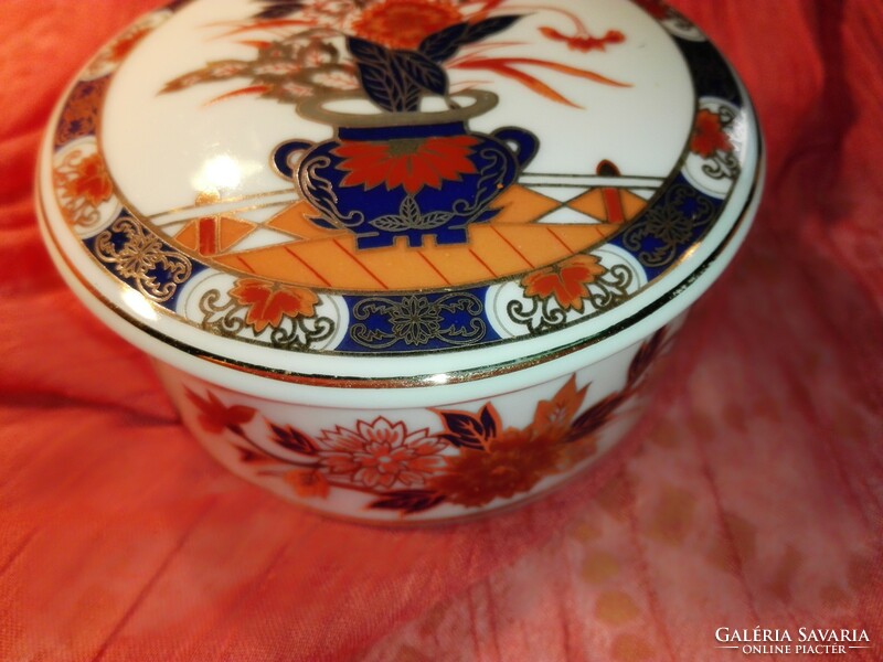 Porcelain, Japanese jewelry holder, bonbonnier.