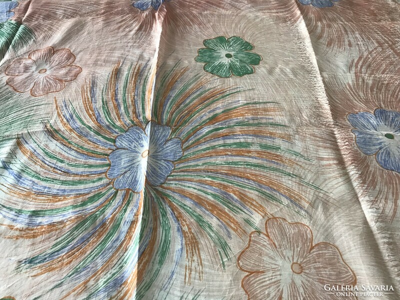 Hatalmas kézzel festett selyemkendő pasztell színekkel, 110 x 100 cm