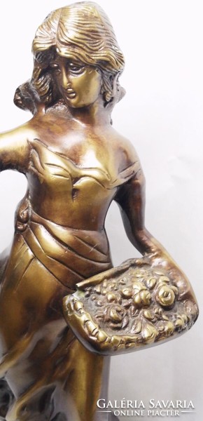 Rózsaárus lányka madárkával, egész alakos bronz szobor, Franciaországból