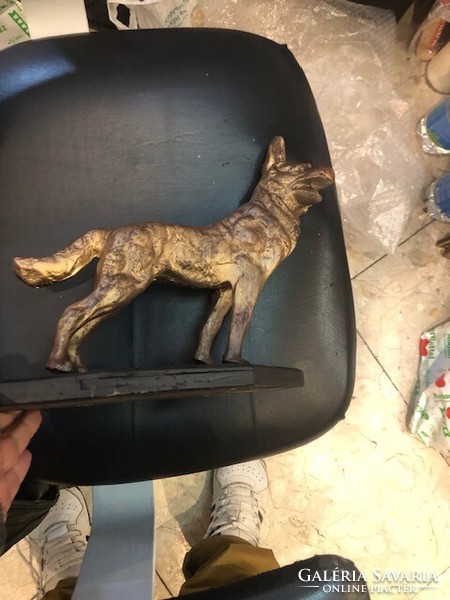 Kutya szobor rézötvözetből, 30 cm-es alkotás.