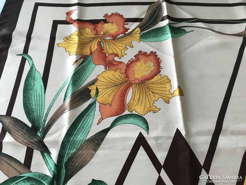 Elegant vintage scarf with huge daffodils, 88 x 85 cm