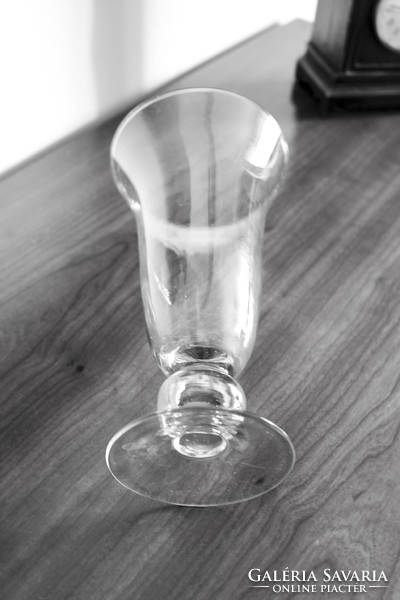 Kecses, elegáns üveg váza