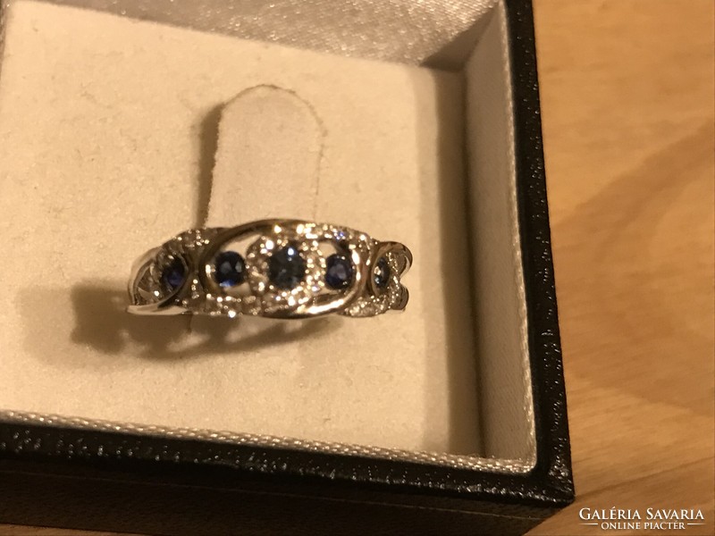 Modern white gold ring with sapphire and brilliant