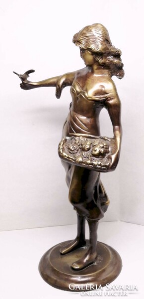 Rózsaárus lányka madárkával, egész alakos bronz szobor, Franciaországból