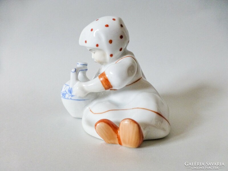 Zsolnay Annuska porcelán figura szép festéssel