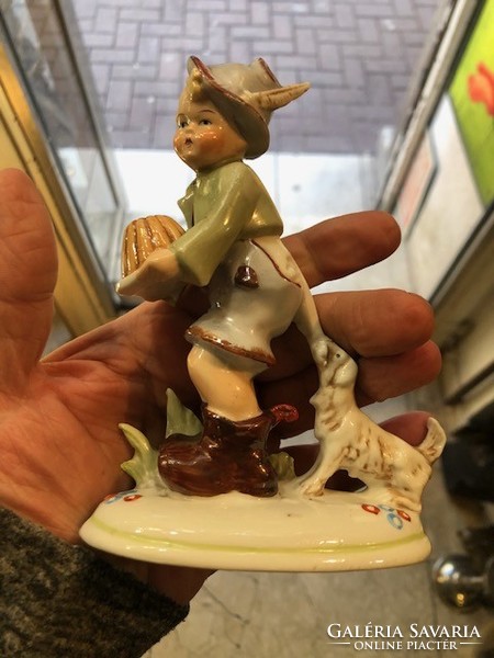 Német porcelán kuglófos kisfiú szobor, kutyával, 12 cm-es nagyságú.