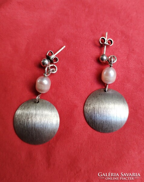 Showy dangling silver earrings