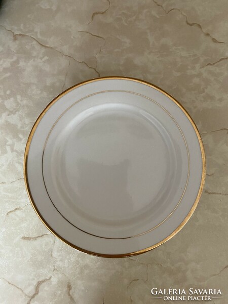 Dessert plate with gilded edges