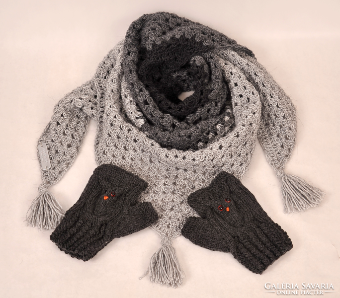 Crocheted gray shawl-scarf