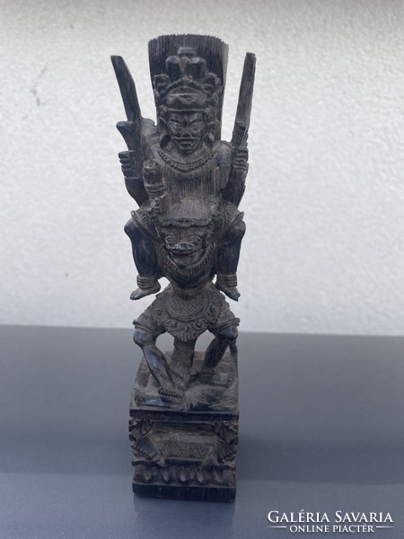 Keleti v. Dél-amerikai istenség, dúsan faragott fa szobor