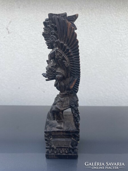 Keleti v. Dél-amerikai istenség, dúsan faragott fa szobor