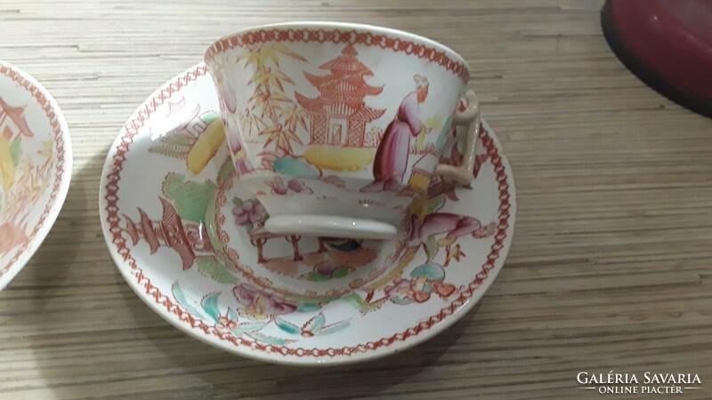 2db antik keleti mintás fajansz teás csészék kistányéral.