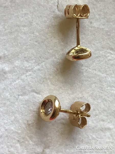 18K yellow gold stud earrings with brilliants