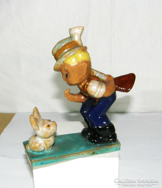 Ceramic figurine of a hunting bunny with hops