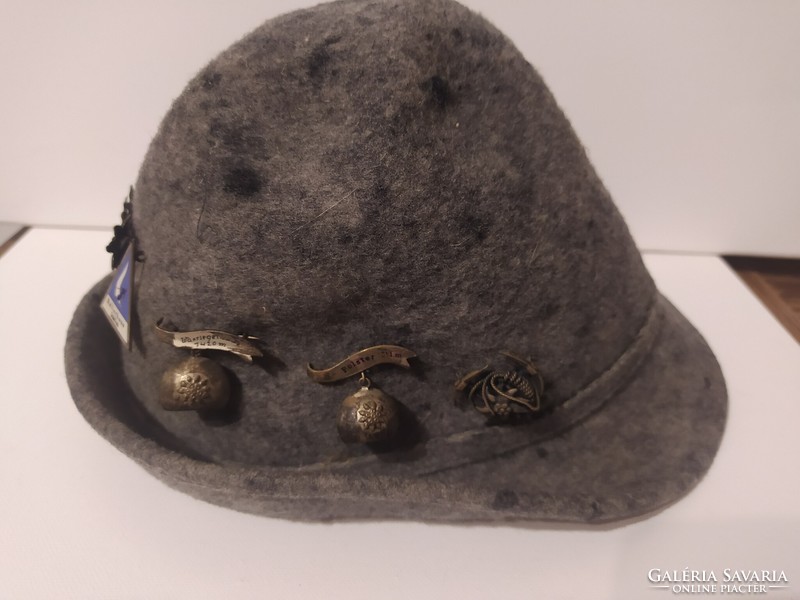 2 db túrakalap számos  kalaptűvel, jelvénnyel/kitűzővel.