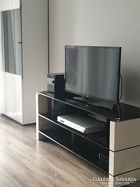 TV állvány fehér magasfényű fekete üvegpolcokkal