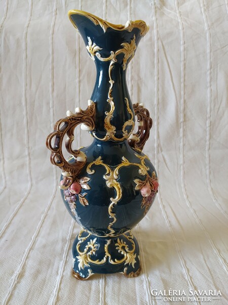 Antik barokk stílusú két fülű majolika váza, plasztikus dekorral, nagy méretű, 38 cm