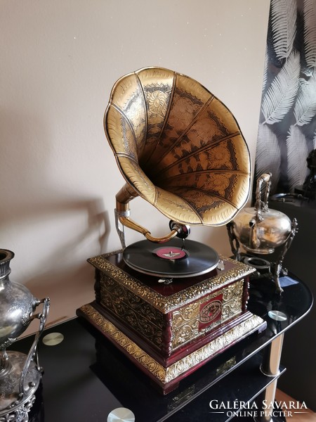 Fabulous gramophone - the ad contains a video recording