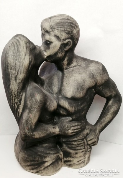 Csók. Világhy Árpád szobrász-keramikus alkotása rusztikus máz nélküli porcelán szobor