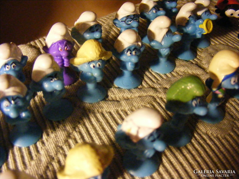 50 Stikeez figures of Huppies and Dwarves